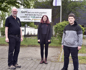 Bleiben auf Distanz im Kontakt: (von links) Pfarrer Norbert Deka, Cora Kuhfeldt und Jonas Neumann vor dem Gemeindehaus Grieseplatz. FOTOS: CORNELIA FISCHER 