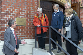 Pfarrer Dieter Heisig (links) und Teilnehmende der Diskussionsveranstaltung trafen sich vor der Apostelkirche. An diesem Ort erregte vor rund 21 Jahren der Protest gegen die Schließung der Zeche Hugo viel Aufmerksamkeit. FOTO: GERD KAEMPER