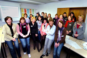 Eine spannende Fortbildung waren die „Bildungs- und Lerngeschichten“ für 18 Erzieherinnen aus der Kindergartengemeinschaft unter Leitung von Fachberaterin Sigrid Fastabend (links). FOTO: CORNELIA FISCHER