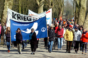 Mit Friedenssymbolen auf Plakaten und Banner marschierten die Demonstrierenden am Ostersonntag zum Gelsenkirchener Stadtgarten