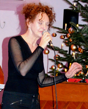Milli Häuser, diesmal in der ungewohnten Rolle als Gastmusikerin, verzaubert die Zuhörer mit ihrem eindringlichen Jazzgesang. FOTOS: FRAUKE HAARDT-RADZIK