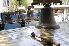 Vier plus eins: An der Altstadtkirche am Heinrich-König-Platz wurde der „dicke Georg“ abgeladen. Die vier kleineren Glocken im Hintergrund reisten weiter nach Gevelsberg. FOTOS: PETER GRÄWE