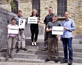 Das Pfarrkollegium setzt die Suche nach dem neuen Gemeindenamen ins Bild: (v. l.) Monika Vogt, Christian Meier, Ute Riegas-Chaikowski, Frank Dressler, Holger Dirks und Dr. Uwe Gerstenkorn (nicht im Bild: Cornelia Becker-Fidrich). PHOTO: CORNELIA FISCHER