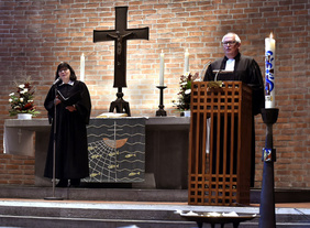 Pfarrerin Kirsten Sowa und Superintendent Heiner Montanus hielten die rund zehnminütige Andacht. PHOTOS: CORNELIA FISCHER