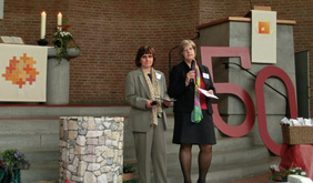 Heidi Wiesner (links) und Brigitte Bogler leiten die Elisabeth-Käsemann-Familienbildungsstätte gemeinsam und begrüßten die zahlreichen Gäste zum Festgottesdienst in der Friedenskirche.