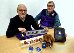 An der lila Weste sind ausgebildete Notfallseelsorger gut zu erkennen: Pfarrer Peter Rutz (links) leitet den nächsten Kurs für Notfallseelsorge. André Birk hat in rund 30 Einsätzen wertvolle Erfahrungen gemacht. Foto: Cornelia Fischer