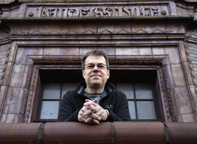 Pfarrer Dirk Bültmann bewegt sich an der Basis: Er unterrichtet das Fach Religion am Berufskolleg Königstraße und kennt als Berufsschulpfarrer die Lebens- und Glaubenswelt junger Menschen. FOTO: CORNELIA FISCHER