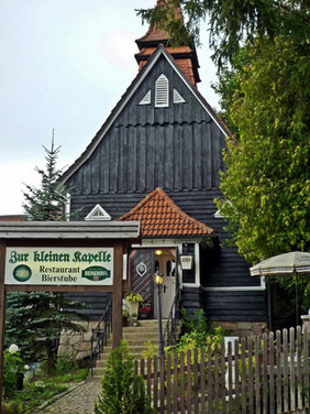 Aus der ersten Ausstellung im Jahr 2012: Diese urige (Ex)Kirche fand Jürgen Dubiella bei einer Wanderung auf dem St. Andreasberg im Harz. FOTO: JÜRGEN DUBUIELLA