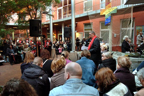 Pfarrer Herbert Barthold begrüßte die Vereinigungsgemeinde im Foyer der Evangelischen Gesamtschule. FOTO: CORNELIA FISCHER