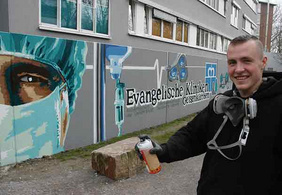 Einen Arzt mit Atemmaske hat der Gelsenkirchener Graffiti-Künstler Beni Veltum als Motiv für das Ärztehaus gewählt. FOTO: CORINNA LEE