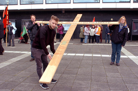 Das Kreuz der Arbeitslosigkeit war wie immer dabei und begleitete auch den Demonstrationszug zum Bahnhofsvorplatz.