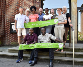 „Was für ein Vertrauen“, war das Motto des Kirchentages – und der Partnerschaftsbegegnung. Vorne von links: Pfarrer Paulo Thomas und Maimu Daffa. Hinten von links: Dr. Andreas Schmidt (Vorsitzender des Partnerschaftskreises), Sabine Schmidt, Pfarrerin Christina Killa, Pfarrer i.R. Klaus Venjakob, Aikande Barnabas, Pfarrerin Elga Zachau, Irene Venjakob und Margret Arndt. PHOTO: CORNELIA FISCHER 