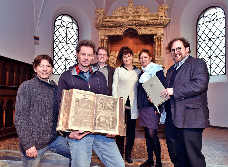 Ulrich Penquitt, André Wülfing und Pfarrer Thomas Schöps (von links) haben das Projekt entwickelt und vorbereitet. Als Vorleserinnen und Vorleser beteiligen sich Judith Neuwald-Tasbach (Vorsitzende der Jüdischen Kultusgemeinde), Bürgermeisterin Marti