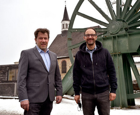 Wieder angekommen, mitten im Revier: Pfarrer Daniel Schwarzmann (rechts) verstärkt seit 1.3. das Pfarrteam der Evangelischen Kirchengemeinde Wattenscheid. Pfarrer Christian Meier, derzeit Vorsitzender des Presbyteriums, freut sich über den neuen „ökumenischen“ Kollegen. FOTO: CORNELIA FISCHER