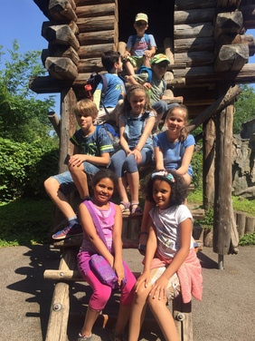Klettern – Toben – Spielen: Kinder des Ferienprogramms der Trinitatis-Kirchengemeinde Buer genießen den Ausflug auf das Spielgelände. FOTO: MARTIN GRUBE