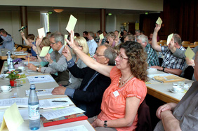 Manches wurde intensiv diskutiert, andere Punkte konnten flott erledigt und abgestimmt werden – diesmal mit gelben Karten für die stimmberechtigten Synodalen. FOTOS: CORNELIA FISCHER