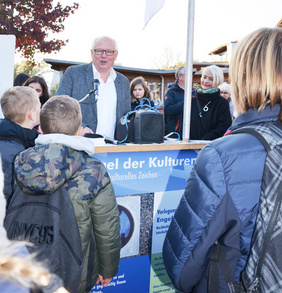 „Macht die Gemeinschaft nicht kaputt!“ Superintendent Heiner Montanus begrüßt den Engel der Kulturen in Gelsenkirchen und erinnert an die Botschaft, die Engel auch im christlichen Glauben haben.