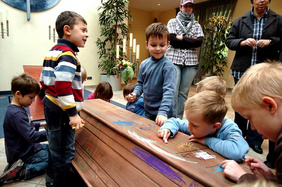 Bereits eine Woche vor dem Steinmetz-Besuch waren die Kinder im Bestattungsinstitut Suttmeyer zu Gast. Die Scheu vor einem Sarg war beim Anmalen schnell verschwunden. FOTO: CORNELIA FISCHER