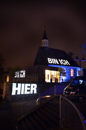 „Hier bin ich“ strahlte als hell leuchtender Spruch vom Turm der Alten Kirche in Wattenscheid.