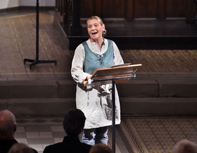 „Katharina schafft wie drei Mannsbilder.“ Beim Reformationsgottesdienst schlüpfte Ulrike Brockerhoff in die Rolle der Hebamme Johanna von Siebel. PHOTO: CORNELIA FISCHER