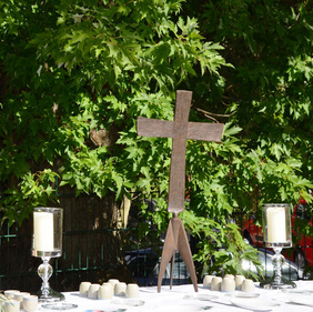 Der Open-Air-Altar war feierlich geschmückt, wegen Corona gab es zum Abendmahl nur Einzelkelche, die sich jeder selbst abholte. 