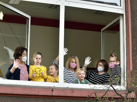 Grüße aus dem Kinderhaus Breite Straße in Erle. Die Schutzmaßnahmen sind schon fast selbstverständlich geworden. FOTOS: CORNELIA FISCHER