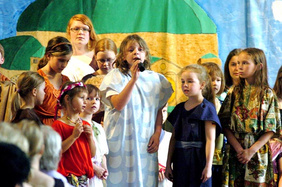 Schauspielern und den Ton halten: Beim Mutmach-Musical beeindruckten Kinder zwischen 4 und 15 Jahren mit ihrer Vorstellung. FOTO: CORNELIA FISCHER