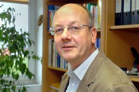 Pfarrer Ernst Pallmann arbeitet sich in die Entstehung des Stadtteilzentrums Buer-Hassel ein. FOTO: CORNELIA FISCHER