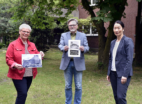 Präsentierten die Pläne für die Gnaden- und die Paul-Gerhardt-Kirche: (von links): Presbyterin Ursel Nieswandt mit einem historischen Konfirmationsfoto aus GE-Ückendorf, Pfarrer Dieter Eilert mit einem Plakat zum Wiederaufbau der Gnadenkirche 1945 und Corinna Lee, Sprecherin des Diakoniewerks.