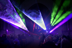Optisches Highlight im Gottesdienst: Mit einer Lasershow überraschte die Evangelische Jugend die Gäste derApostelkirche. FOTOS: C: FISCHER