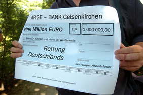 Jeder Hartz IV-Betroffene kann sich den Scheck ausdrucken und an einen Politiker seiner Wahl überreichen: www.runder-tisch-freiburg.de FOTOS: CORNELIA FISCHER