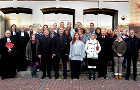 Die ehrenamtlichen Notfallseelsorger/innen mit (von links) Pfarrer Peter Rutz, Pfarrerin Elisabeth Biermann, Superintendent Rüdiger Höcker, Stadtdechant Wilhelm Zimmermann, Bürgermeisterin Gabriele Preuß (6. von rechts) und Diakon Michael Scholz (3. v