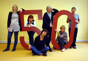 Feiern den 50. Geburtstag der Elisabeth-Käsemann-Familienbildungsstätte mit einem umfangreichen Programm und einem Festgottesdienst: (von links) Astrid Barczewski, Heidi Wiesner, Susanne Krieger, Brigitte Bogler, Susanne Roggenbuck und Ingrid Gosdzinski