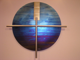 Das Kreuz des Metallbildhauers Walter Schneider ziert die Wand über dem Altar der Winterkirche