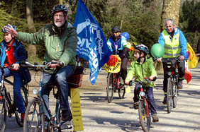 Mit geschmückten Fahrrädern und Fahnen: Der Fahradcorso des Ostermarschs führte von Essen über Gelsenkirchen nach Wattenscheid, Herne und Bochum