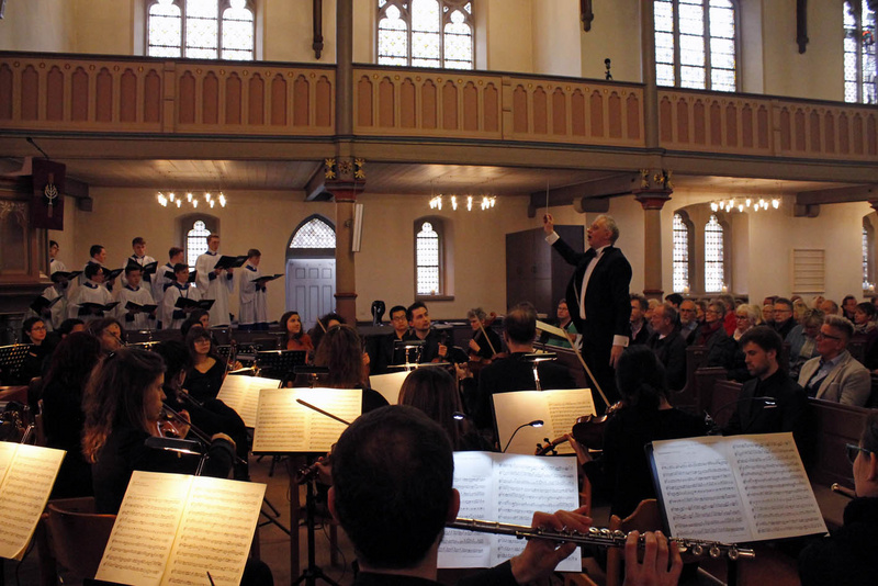 Kreiskirchenmusikdirektor Andreas Fröhling dirigierte drei Chöre, sechs Gesangssolisten und zwei Orchester.