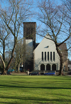 Ein wenig zurückgesetzt von der Horster Straße steht die Christus-Kirche in Buer-Beckhausen.