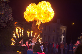 Im Freien brachte die Gruppe Evil Flames mit ihrer Feuershow das Publikum zum Staunen.