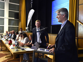 David Hirsch (rechts), der die Arbeit des Konzeptionsausschusses begleitet hat, moderierte die Aussprache. Landeskirchenrat Dr. Jan-Dirk Döhling gab Auskunft zu Fragen an die EKvW. PHOTOS: CORNELIA FISCHER