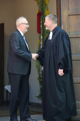 Superintendent Rüdiger Höcker (links) hieß den neuen Schalker Pfarrer herzlich willkommen.