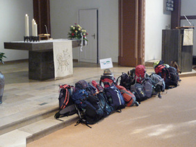 Beim Pilgern erlaubt: die Rucksäcke vor dem Altar abstellen.