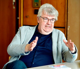 Achim Schwarz leitet das AWO-Seniorenzentrum mit 173 Mitarbeitenden. Trauerbewältigung ist für die stark belasteten Mitarbeiter wichtig, stellt er fest.