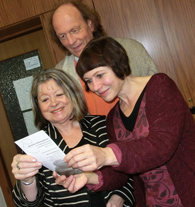 Freuen sich auf neue Ehrenamtliche für den Häuslichen Entlastungsdienst: Koordinatorin Elke Lüning-Mackschin, Ehrenamtlicher Wolfgang Waßmann und Pfarrerin Dr. Zuzanna Hanussek (von links) FOTO: CO
