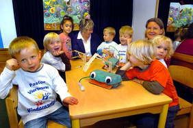 Auch im Alltag des neuen Familienzentrums Pastor-Viertmann-Kindergarten haben kleine und große Menschen jede Menge Spaß. FOTO: CORNELIA FISCHER