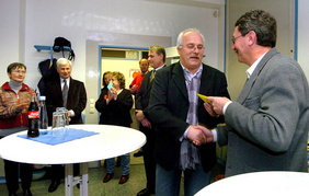Dieter Heisig (rechts) nahm den Scheck über genau 555 Euro und 55 Cent für die Hartz IV-Selbsthilfegruppe im Industrie- und Sozialpfarramt von Werner Skiba entgegen. FOTO: CORNELIA FISCHER