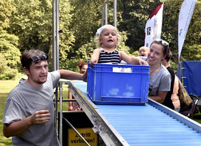 „Schnell“ wollten fast alle Kinder die Rollenrutsche hinunter sausen. Tim Strunkheide (links) und Johanna Eggers gehörten zu den vielen Ehrenamtlichen der Evangelischen Jugend, die Kinderwünsche erfüllten.
