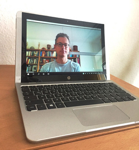 Für alle Teilnehmenden wird regelmäßig persönliche geistliche Begleitung angeboten. So wie hier durch Pfarrer Dr. Uwe Gerstenkorn wenden sich auch die anderen Geistlichen per Telefon oder online an jeweils einen Teilnehmer, um Fragen zu klären oder über Bibeltexte zu diskutieren. FOTOS: PRIVAT