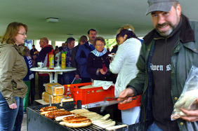 Nach dem Gottesdienst gab es unter dem Vordach der Matthäuskirche Stärkungen und Fachgespräche vor dem letzten Heimspiel. PHOTOS: CORNELIA FISCHER