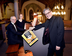 Die Geschichte vom kleinen Peter, von Vogel, Ente, Katze und dem bösen Wolf, wurde beim Emporenkonzert in der Nicolaikirche von Organist Andreas Fröhling, assistiert von Ehefrau Susanne Reimann, und Sprecher Wolfram Boelzle mit ganz viel Spaß und spont