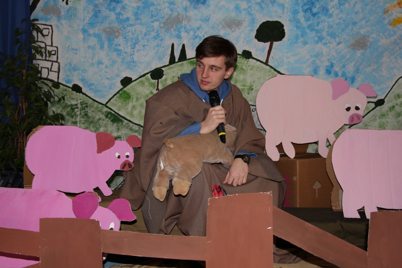 Ich bin dann mal weg – szenisch wurde dargestellt, wie der verlorene Sohn Erfahrungen als Schweinehirte macht. FOTO: HEINZ EGGERS
